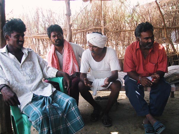 马格姆·穆迪亚（右二）作为朋努卡拉村第一个使用无杀虫剂管理的农民正在讲述他的故事。