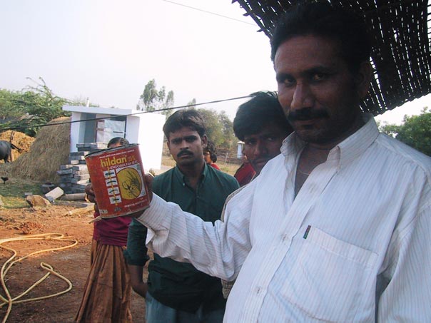 在一个使用杀虫剂的村里，茶叶铺用旧的杀虫剂包装罐提取井水。