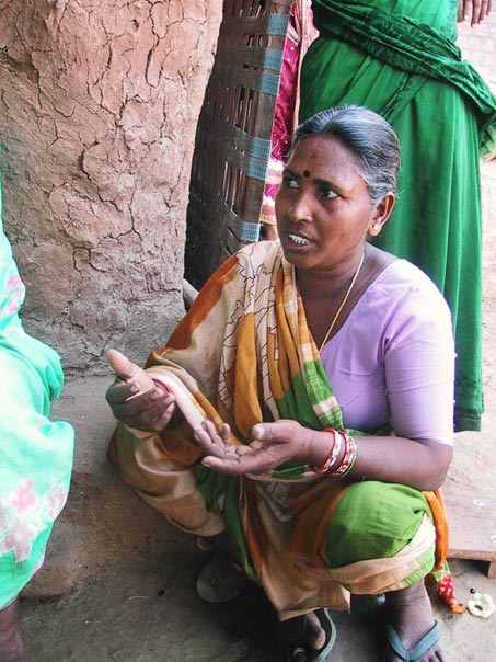 朋努卡拉村的妇女介绍停止使用杀虫剂后健康状况的提升。